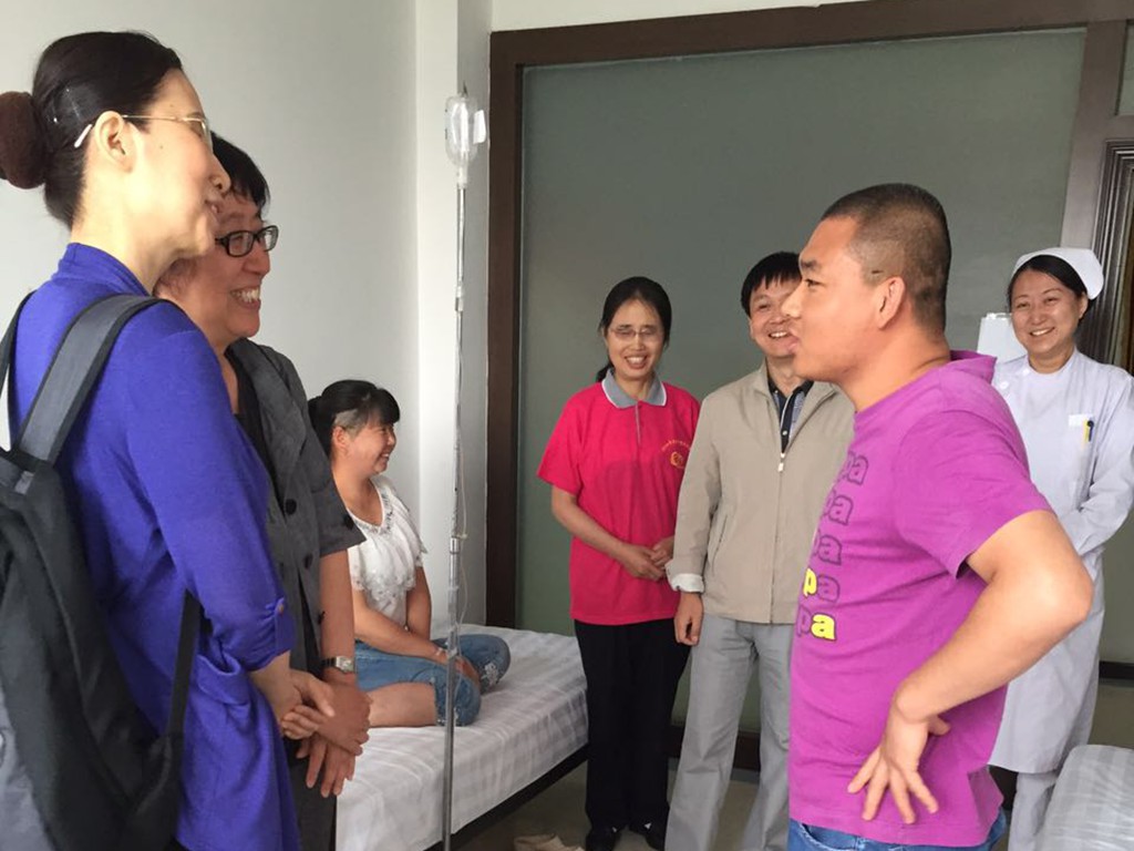 中国盲协副主席杨佳看望患者治疗情况